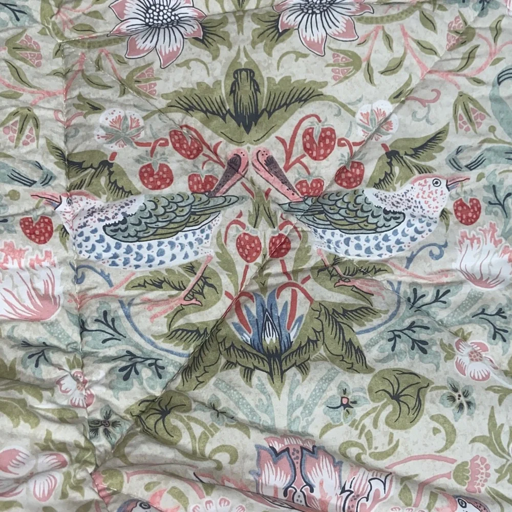 Like new William Morris Strawberry Thief queen  comforter